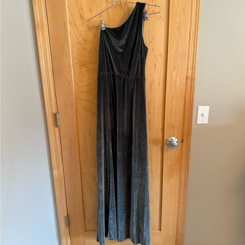 Elegant, velvet Black One-Shoulder Dress with slit